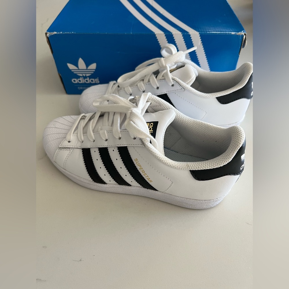 Adidas superstar J size 4